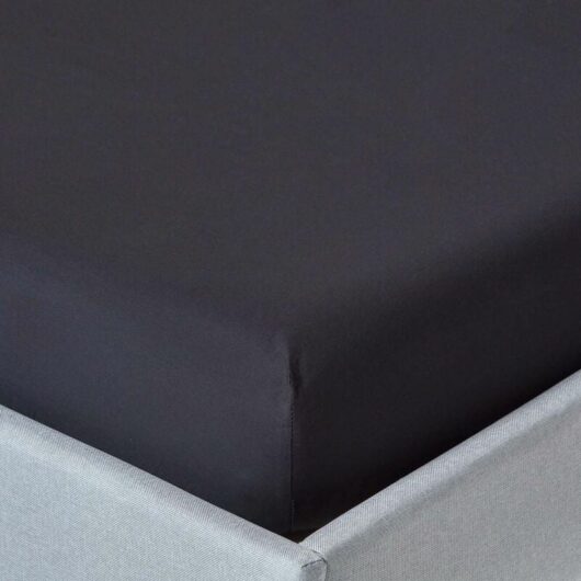 Homescapes - Black Egyptian Cotton Fitted Sheet 200 Thread Count, Single - Black - Black